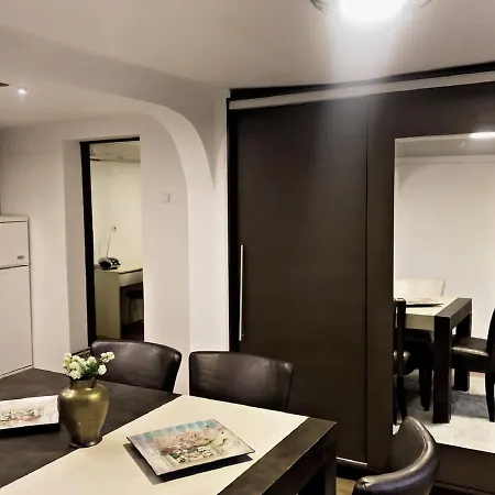 1913 Apartman